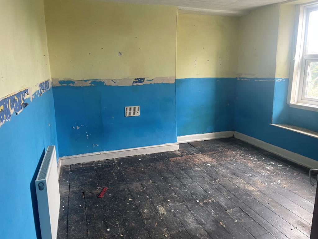 Lot: 6 - HOUSE FOR IMPROVEMENT - First floor bedroom